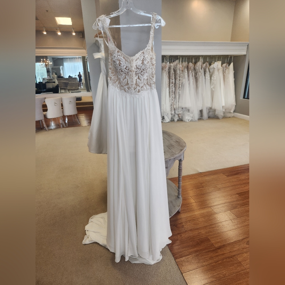 9916 - Allure Bridals- Elegant Lace top with chiffon bottom Bridal Gown